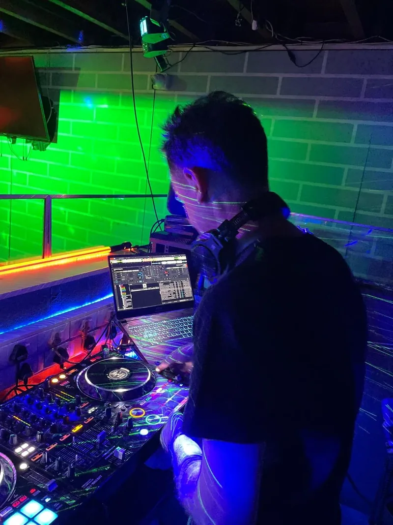 Inside the booth. Live performance / owner photograph